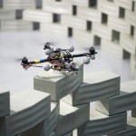 Un drone pose un parpaing